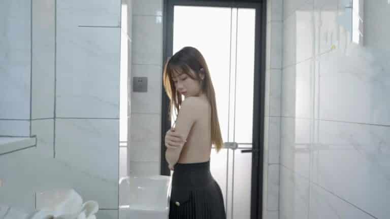 Cậu em trai dâm đãng trộm nhìn chị gái tắm khi bố mẹ vắng nhà